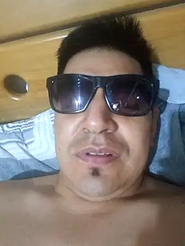 Snapshot of latino17 chatting on 07.30.26 latino17 online show from 07.30.26