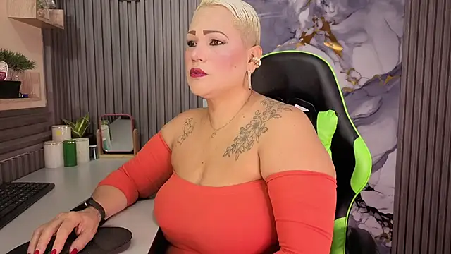Snapshot of GianellaCox_ chatting on 07.18.26 GianellaCox online show from 07.18.26
