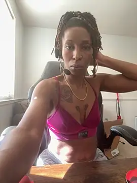 LeyaHoneybuns online show from 11.17.25