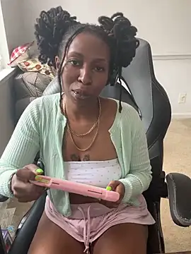 LeyaHoneybuns online show from 04.14.26