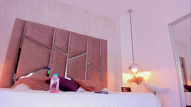 Martinaa Jones  online show from 02.09.25