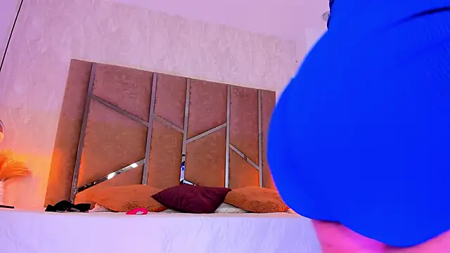 Martinaa Jones  online show from 03.04.25