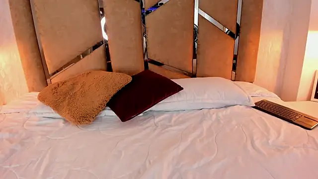 Martinaa Jones  online show from 03.19.25