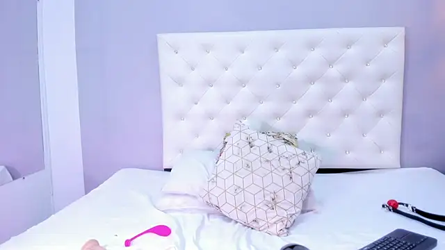 NICOLSKINNY1 online show from 09.24.25