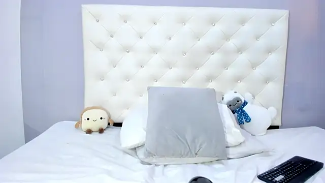 NICOLSKINNY1 online show from 11.20.25