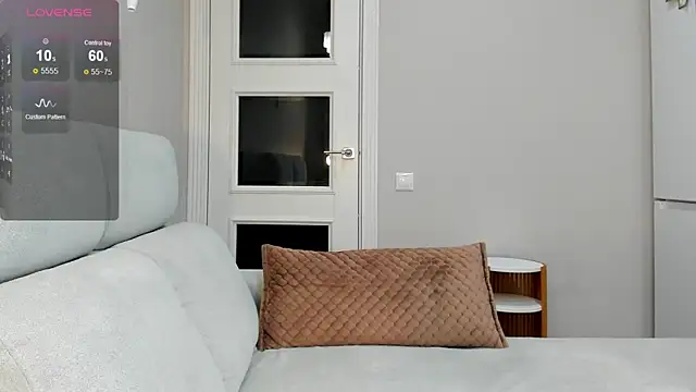 Snapshot of LunAnna chatting on 03.11.25 LunAnna online show from 03.11.25