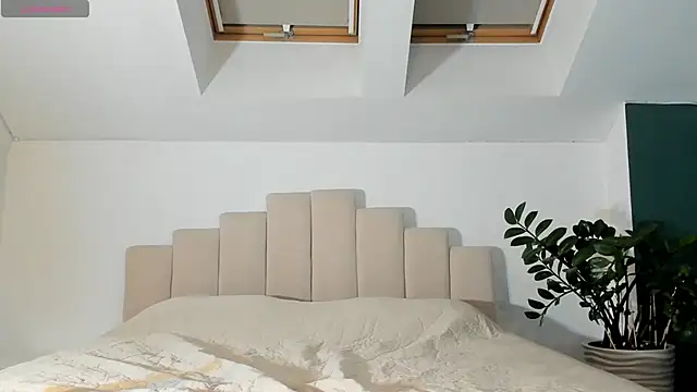 Snapshot of LunAnna chatting on 09.28.25 LunAnna online show from 09.28.25