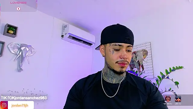 Snapshot of JordanSmiith_ chatting on 05.18.26 JordanSmiith online show from 05.18.26