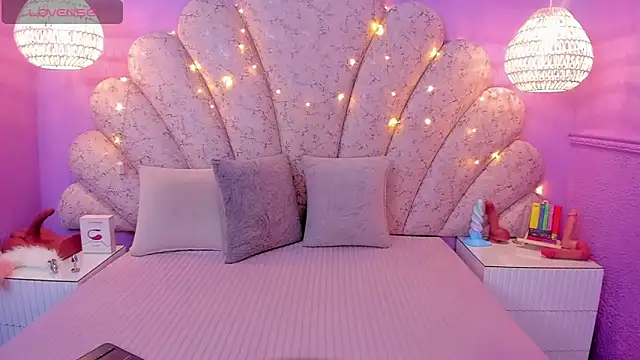 chloe watson  online show from 03.12.25