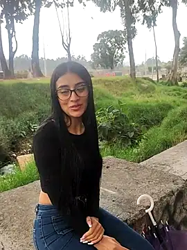 Snapshot of Wanda_and_cosmo_ chatting on 03.05.25 Wanda and cosmo online show from 03.05.25