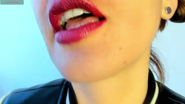 Snapshot of queen_fetish chatting on 04.22.26 queen fetish online show from 04.22.26
