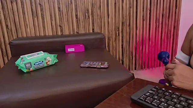 evelynjohnsoon online show from 11.08.25