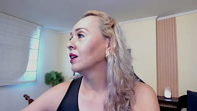 Snapshot of maylin_yung chatting on 09.16.25 maylin yung online show from 09.16.25