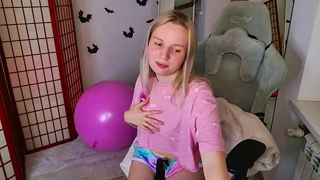 Snapshot of Beatrica_Klein chatting on 11.02.25 Beatrica Klein online show from 11.02.25