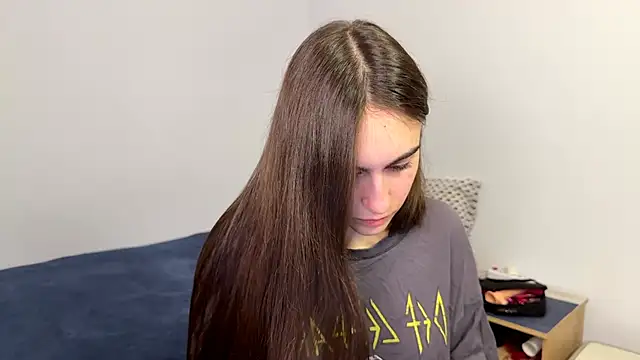 Snapshot of AliceKolltt chatting on 05.18.26 AliceKolltt online show from 05.18.26
