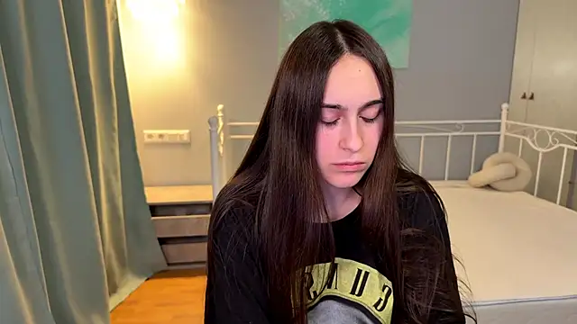 Snapshot of AliceKolltt chatting on 06.14.26 AliceKolltt online show from 06.14.26
