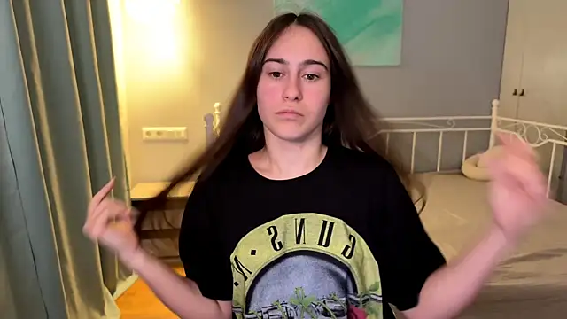 Snapshot of AliceKolltt chatting on 06.18.26 AliceKolltt online show from 06.18.26