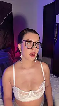 Snapshot of EmaSaenz chatting on 12.22.25 EmaSaenz online show from 12.22.25