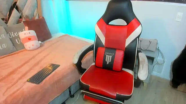 Snapshot of Kendall_Sophy chatting on 12.16.24 Kendall Sophy online show from 12.16.24