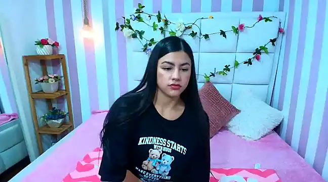 Snapshot of Kendall_Sophy chatting on 03.18.25 Kendall Sophy online show from 03.18.25