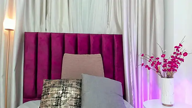 Emilywatsonn online show from 02.06.25