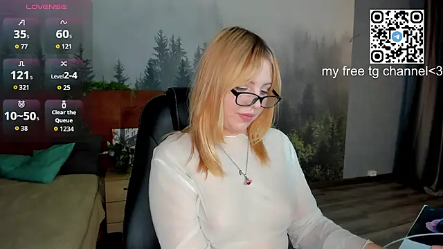 Snapshot of Stacy_Luv chatting on 10.17.25 Stacy Luv online show from 10.17.25