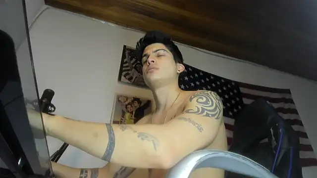 Snapshot of charlie_hotxxx chatting on 01.31.26 charlie hotxxx online show from 01.31.26