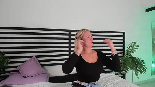 stefanny ruiz  online show from 12.02.24