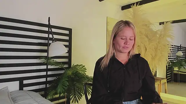 stefanny ruiz  online show from 12.21.24