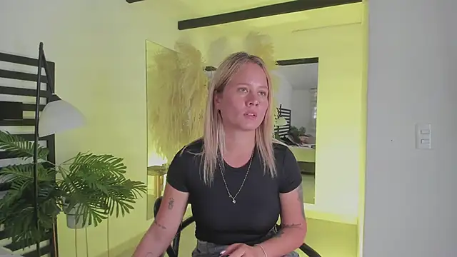 stefanny ruiz  online show from 01.10.25