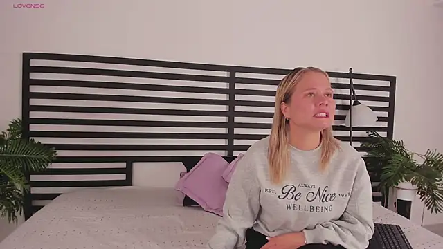 stefanny ruiz  online show from 01.17.25