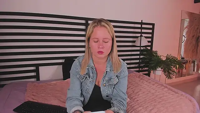 stefanny ruiz  online show from 01.18.25