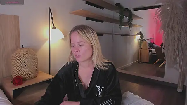 stefanny ruiz  online show from 03.13.25