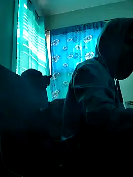 Snapshot of LongDickZee562 chatting on 12.19.24 LongDickZee562 online show from 12.19.24