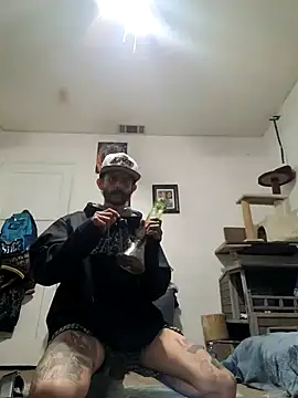 Snapshot of LongDickZee562 chatting on 11.22.25 LongDickZee562 online show from 11.22.25