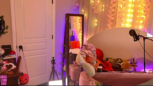 Angel-Lewd-Cake online show from 10.25.25