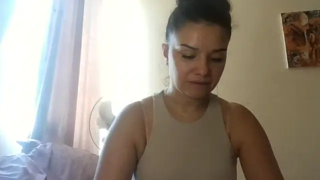 Snapshot of Linusya chatting on 10.08.25 Linusya online show from 10.08.25