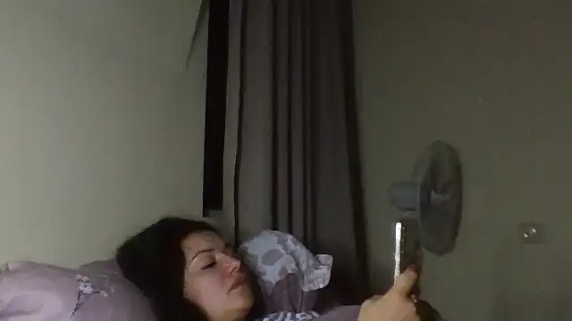 Snapshot of Linusya chatting on 10.11.25 Linusya online show from 10.11.25