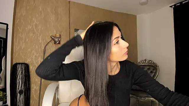Snapshot of your_khloe chatting on 12.13.24 your khloe online show from 12.13.24