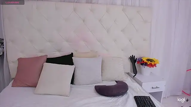 Snapshot of thaliia_gomez chatting on 09.10.25 thaliia gomez online show from 09.10.25