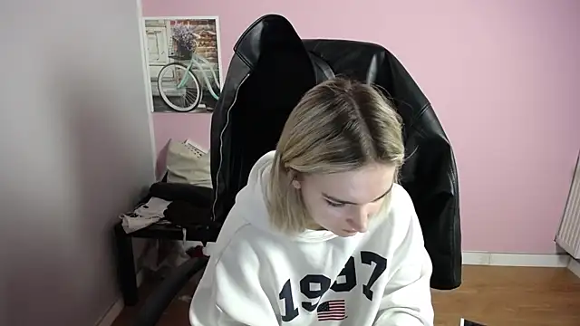 Snapshot of viktoria_lovely chatting on 05.08.26 viktoria lovely online show from 05.08.26
