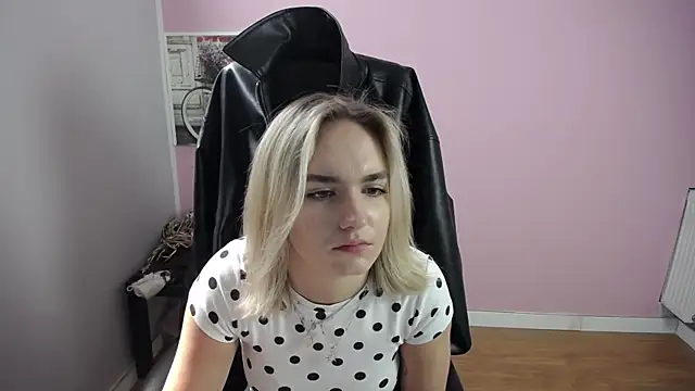 Snapshot of viktoria_lovely chatting on 06.17.26 viktoria lovely online show from 06.17.26