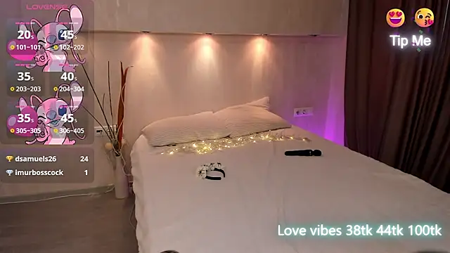 Snapshot of Tracy-Taylor chatting on 03.06.25 Tracy-Taylor online show from 03.06.25