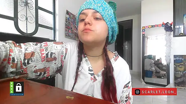 Scarletleon77 online show from 10.22.25