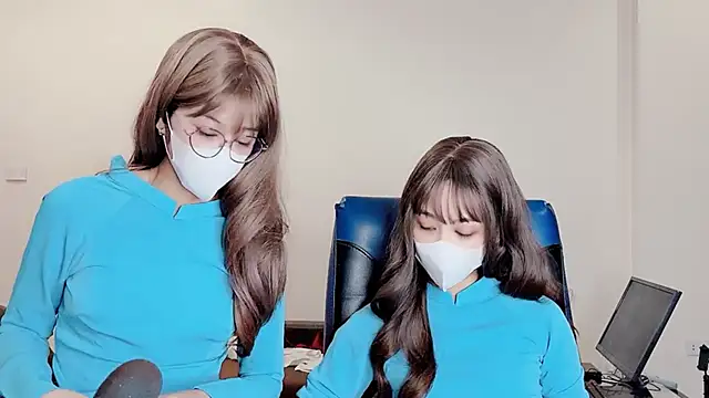 Snapshot of Mono-Stewardesss chatting on 12.29.24 Mono-Stewardesss online show from 12.29.24