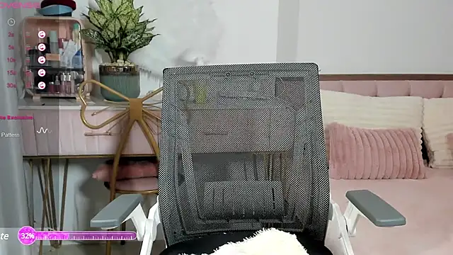  Joliie  online show from 02.15.25