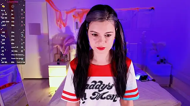 Snapshot of Lil_Amelie chatting on 10.31.25 Lil Amelie online show from 10.31.25