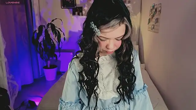 Snapshot of Lil_Amelie chatting on 11.11.25 Lil Amelie online show from 11.11.25