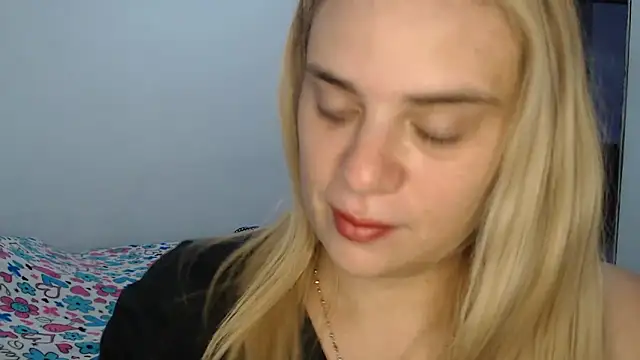 Snapshot of Elza_Blonde chatting on 02.13.25 Elza Blonde online show from 02.13.25