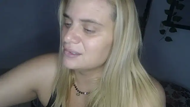 Snapshot of Elza_Blonde chatting on 02.18.25 Elza Blonde online show from 02.18.25